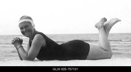Fashion, swimwear, woman lying on the beach with swimsuit and bathing cap, 1930s, Rügen, Germany-stock-foto