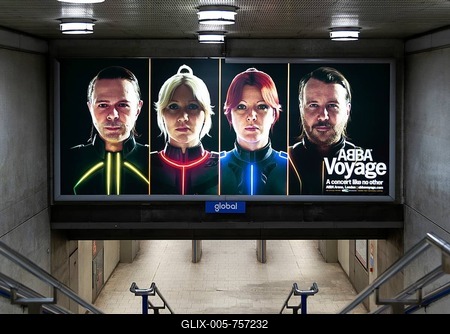 Electronic advertising poster hologram faces pop group Abba promoting Abba Voyage concert, London, England, UK-stock-foto