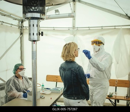 Dr. Straßmüller tests one of his employees at his own request in the Corona test tent on the parking lot in front of his medical practice, Gmund, Upper Bavaria, Bavaria-stock-foto
