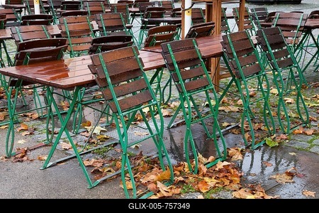 Empty tables and chairs of an outdoor restaurant in the rain with autumn leaves in the historic city centre of Cologne, Rhineland, North Rhine-Westphalia, Germany, Europe, PublicGround-stock-foto