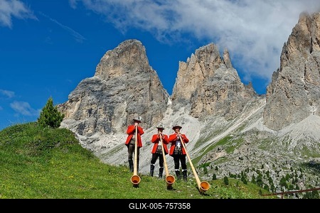 Alphorn players in front of mountains Langkofel and Plattkofel, local costume group, Fest zur ladinischen Einheit 1946, Sella, Dolomites, South Tyrol, Italy-stock-foto