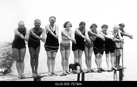 Swimwear, holidays, nine men and women and a dachshund posing on a jetty, 1920s, Usedom, Baltic Sea, Germany-stock-foto