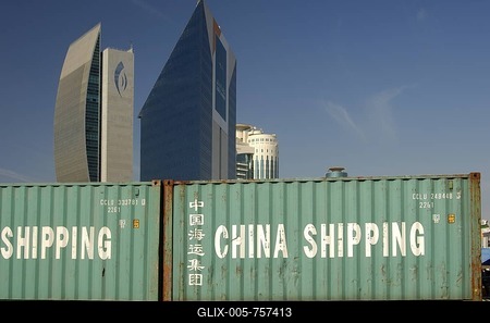Container from the China Shipping Container Lines Company Limited, CSCL, trading company with lettering in English and Chinese in front of the skyscrapers of the National Bank and the Chamber of Commerce in Dubai, United Arab Emirates, Middle East-stock-foto