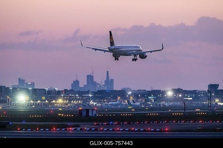 Aircraft of the airline Lufthansa approaching in the early morning, Frankfurt Airport, Fraport. Skyline of Frankfurt am Main, Hesse, Germany-stock-foto