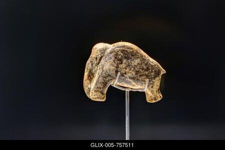 40, 000-year-old animal figurine, ivory mammoth, one of the oldest works of art known to man, Vogelherdhöhle in the Lone Valley, UNESCO World Heritage Caves and Ice Age Art of the Swabian Alb, important site of Aurignacian artworks, Vogelherd Archaeopark, Niederstotzingen, Baden-Württemberg, Germany-stock-foto