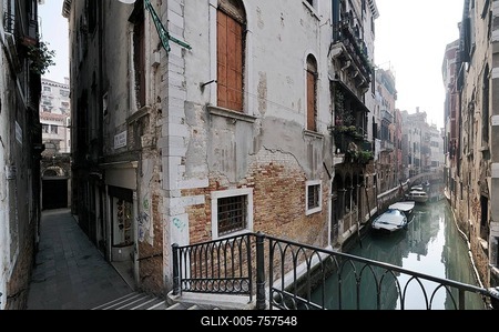 Houses, narrow alleyway, Ponte Santa Maria Mater Domini bridge over the canal Rio de le Do Torre, Venice, Venezia, Veneto, Italy, Europe-stock-foto