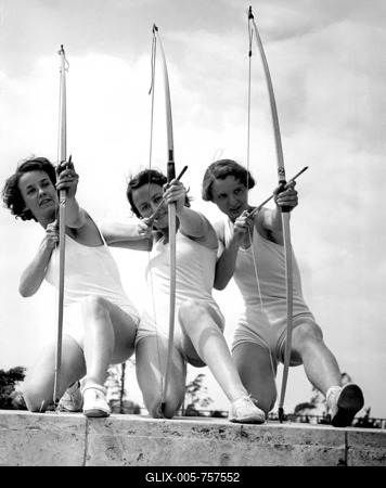 Sport, three women doing archery, 1940s, exact location unknown, Germany-stock-foto