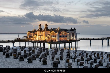 Illuminated pier, Baltic Sea resort town of Sellin, Ruegen Island, Mecklenburg-Western Pomerania, Germany, Europe-stock-foto