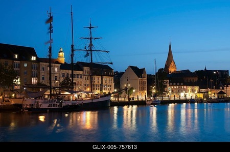 Cityscape with harbour at dusk, Flensburg, Flensburg Fjord, Baltic Sea, Schleswig-Holstein, Germany, Europe, PublicGround-stock-foto