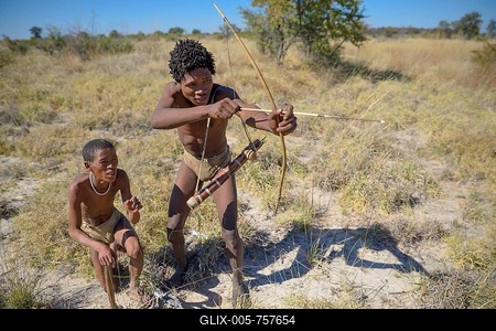 Bushmen of Ju/' Hoansi-San with bow and arrow in traditional hunting, village //Xa/oba, near Tsumkwe, Otjozondjupa region, Namibia-stock-foto