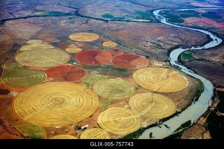 Circular fields on the Orange River, irrigation of large areas in the Karoo Desert, Gariepdam, Free State Province, South Africa-stock-foto
