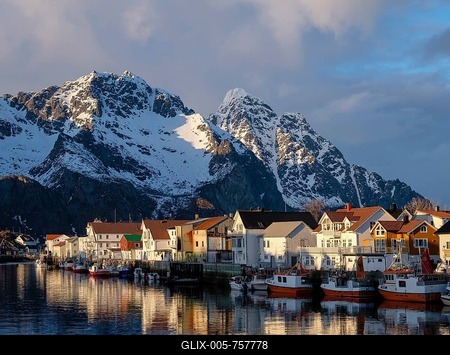 View of Henningsvaer in the evening light, Austvågøy, Lofoten, Norway-stock-foto