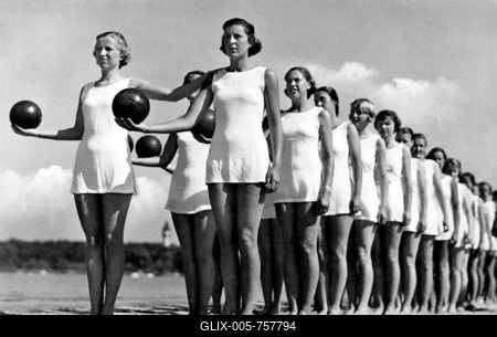 Sports, Women with medicine balls, 1940s, exact location unknown, Germany-stock-foto