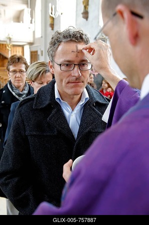 Cross of ashes, Ash Wednesday, mass, St. Kilian, Bad Heilbrunn, Upper Bavaria, Bavaria, Germany-stock-foto