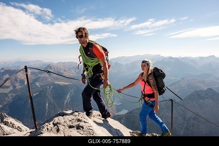 Mountain guide guiding a young woman on a short rope through a via ferrata, Watzmann, Schönau am Königssee, Berchtesgadener Land, Bavaria, Germany-stock-foto