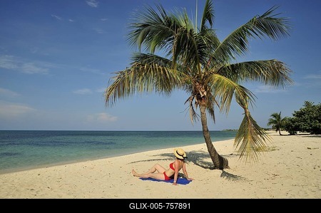 Tourist under a palm tree on the beach, Playa Ancon beach, near Trinidad, Cuba, Caribbean-stock-foto