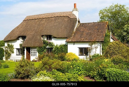 Pretty old thatched cottage and garden, Cherhill, Wiltshire, England, UK-stock-foto