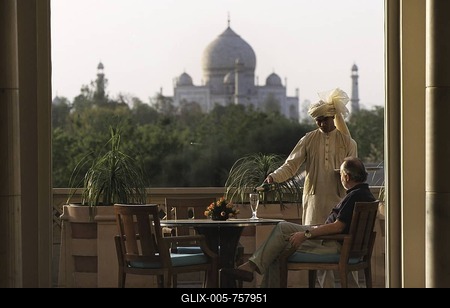 Oberoi hotel Amarvilas, terrace with view to the Taj Mahal, Agra, Uttar Pradesh, India-stock-foto