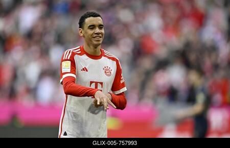 Goal celebration Jamal Musiala FC Bayern Munich FCB (42) Gesture, Gesture, Allianz Arena, Munich, Bavaria, Germany-stock-foto
