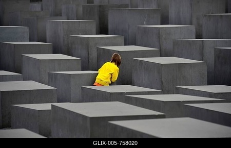 Memorial to the Murdered Jews of Europe, child playing hide and seek at the Holocaust Memorial designed by architect Peter Eisenman, Friedrichstadt, Berlin, Berlin, Germany-stock-foto