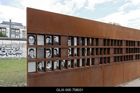 "Fenster des Gedenkens", "Window of Remembrance" for victims of the Berlin Wall Memorial, Bernauer Strasse, Mitte quarter, Berlin, Germany, Europe-stock-foto