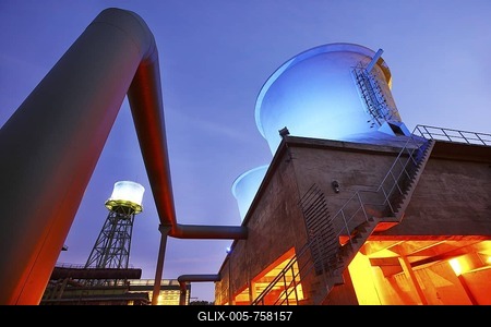 Illuminated cooling towers, water park in Westpark Industrial Park at Centennial Hall, Bochum, North Rhine-Westphalia, Germany, Europe-stock-foto
