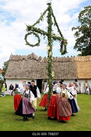 Dance around maypole, typical celebration of midsummer in Sweden, Tomelilla, Skåne, Sweden, Europe-stock-foto