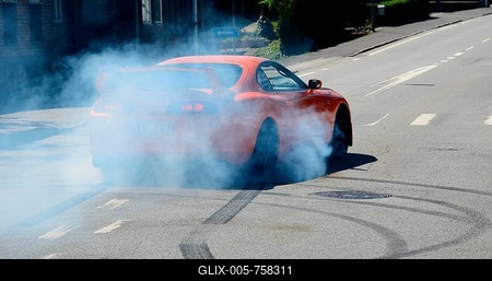 A car burning tire on a street, Rydsg蚌d, Scania, Sweden-stock-foto