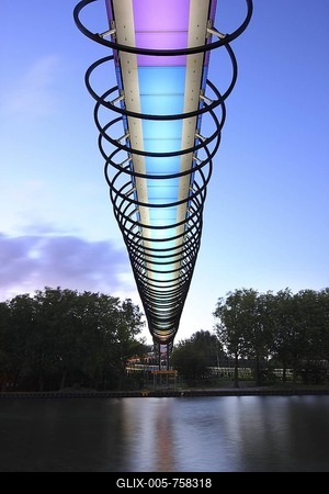 Slinky Springs to Fame pedestrian bridge, architect Tobias Rehberger, the Rhine-Herne Canal near Oberhausen, North Rhine-Westphalia, Germany, Europe, PublicGround-stock-foto