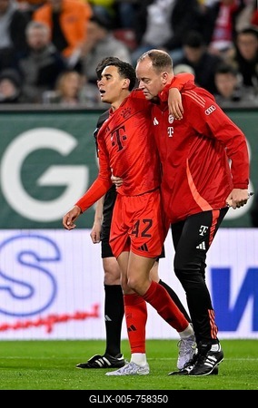 Jamal Musiala FC Bayern Munich FCB (42) injured Injury is escorted off the pitch by the attendants WWK Arena, Augsburg, Bavaria, Germany-stock-foto