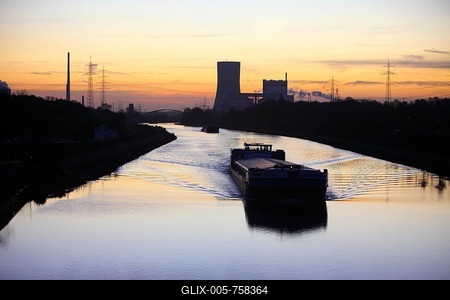 Cargo ship at dawn, Datteln-Hamm-Kanal, canal, near Waltrop, Trianel coal-fired power plant on Stummhafen at back, North Rhine-Westphalia, Germany, Europe-stock-foto