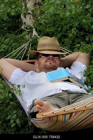 Man sleeping in a hammock-stock-foto
