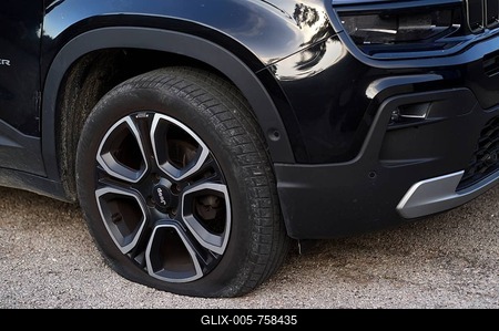 Flat tyre, puncture, flat tyre, puncture, Jeep Avenger, Deià, Majorca, Balearic Islands, Balearic Islands, Spain-stock-foto