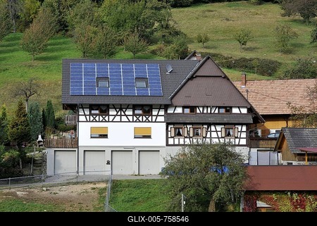 Solar panels on the roof of a house, farm, Gasthof Benz-Muehle inn, Ottenhoefen, Muehlenrundweg, Black Forest, Baden-Wuerttemberg, Germany, Europe-stock-foto