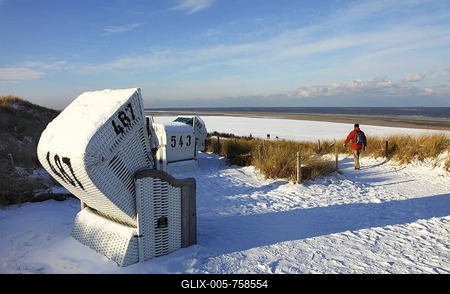 Winter, snow-covered beach with roofed wicker beach chairs, East Frisian North Sea island of Spiekeroog, Lower Saxony, Germany, Europe-stock-foto
