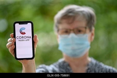 Older woman with face mask, showing smartphone with Corona Warn-APP, Corona crisis, Baden-Württemberg, Germany-stock-foto