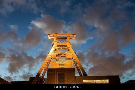 UNESCO World Heritage site Zeche Zollverein, double winding tower, shaft 12, Essen, North Rhine-Westphalia, Germany-stock-foto