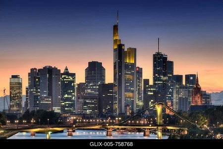 Skyline, Financial District at dusk, TaunusTurm, Tower 185, Commerzbank, Messeturm, Helaba Landesbank Hessen, German Bank, Frankfurt, Flößerbrücke, Frankfurt am Main, Hesse, Germany-stock-foto
