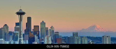 Skyline at dusk, Seattle financial district with Space Needle, Mount Rainier at back, Columbia Center, formerly Bank of America Tower, Washington Mutual Tower, Two Union Square Tower, Municipal Tower, formerly Key Tower, US Bank Center, Seattle, Washington, United States of America, USA, PublicGround-stock-foto