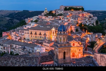 Evening,  View of church tower of the church of Santa Maria dell Itria, Ragusa Ibla, Ragusa, UNESCO World Heritage Site, Val di Noto, Provinca di Ragusa, Sicily, Italy-stock-foto
