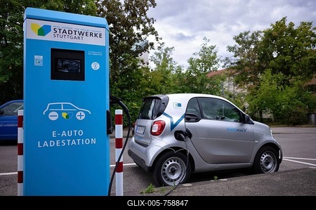 Charging station Stadtwerke Stuttgart for electric cars, electric charging station, e-charging station, e-mobility, charging cable leads into e-car, Smart by ShareNow Car Rental, car sharing, Stuttgart, Baden-Württemberg, Germany-stock-foto