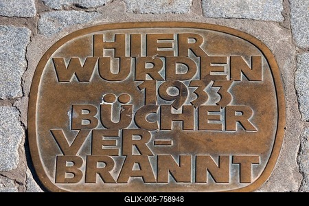 Book burning memorial plaque, commemorating the burning of books in 1933 on the Schlossplatz by the Nazis, Erlangen, Middle Franconia, Bavaria, Germany-stock-foto