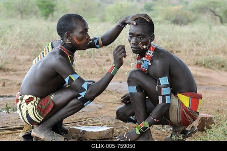 Men from the Hamar tribe painting each other for the initiation ritual "leap over the cattle", southern Omo valley, Ethiopia, Africa-stock-foto