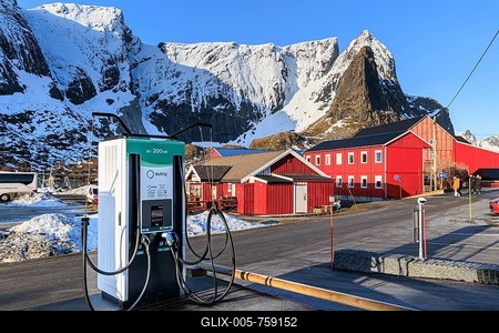 E-pump, e-cars, Reine, Moskenesoya, Lofoten, Norway-stock-foto