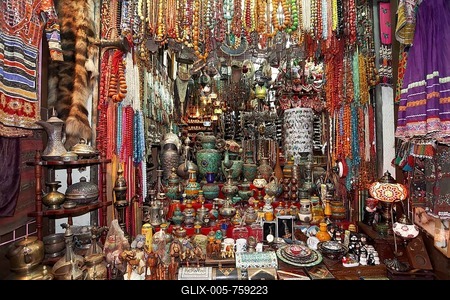Colourful wares and souvenirs in a shop in the Muttrah Souq market, Muttrah, Muscat, Oman-stock-foto