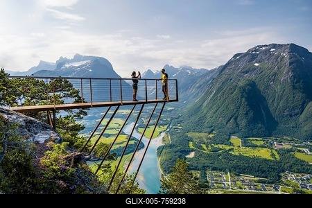 Hikers standing on viewing platform Rampestreken, hiking Romsdalseggen, river Rauma, Romsdalfjellene mountains, Andalsnes, Mřre og Romsdal, Norway-stock-foto