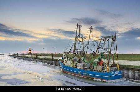 Boats in the harbour, ice on the water, Kleiner Preusse lighthouse behind, Wadden Sea, Wremen, Lower Saxony, Germany-stock-foto