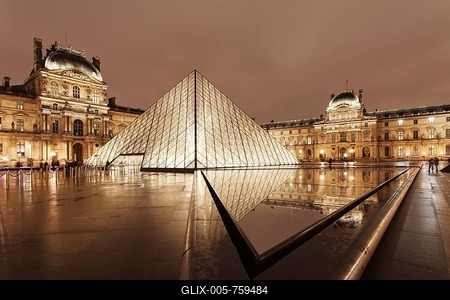 Glass pyramid at the Louvre Museum, Paris, Île-de-France region, France-stock-foto