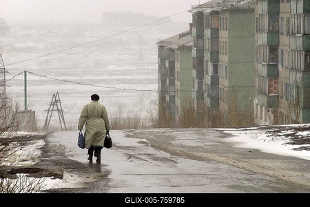 Drabness in a former GULAG town, 200 km north of the Arctic Circle where snow covers the ground even in summer, Vorkuta, Russia, Eurasia-stock-foto