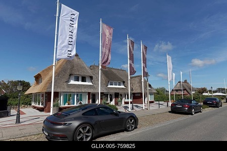 Kampen's luxury shopping mile Strönwei, fashion boutiques in houses with thatched roofs, Kampen on Sylt, East Frisian Islands, Schleswig-Holstein, Germany-stock-foto
